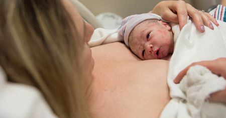 Karetka z ciężarną jechała przez las. Kobieta urodziła córkę w nietypowych warunkach