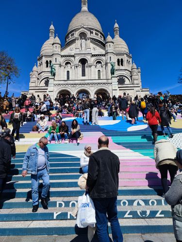 Schody wiodące do bazyliki Sacre Coeur  na czas olimpiady przybrały niecodzienne kolory