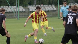 Derby Korona II Kielce - AKS 1947 Busko-Zdrój w Betclic 3. Lidze. W kadrze zespołu gości będzie Daniel Szelągowski, były piłkarz Korony.