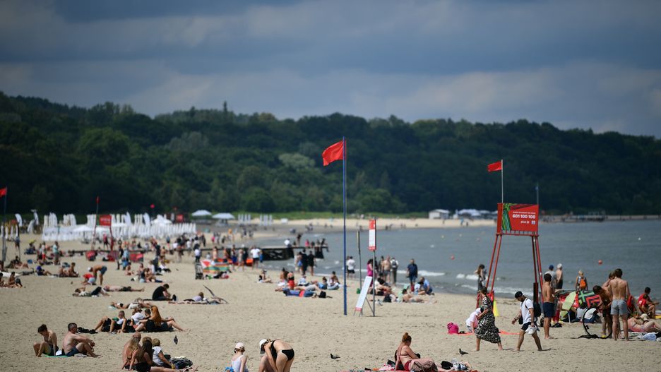 Zaczęło się. Czerwone flagi na bałtyckich plażach