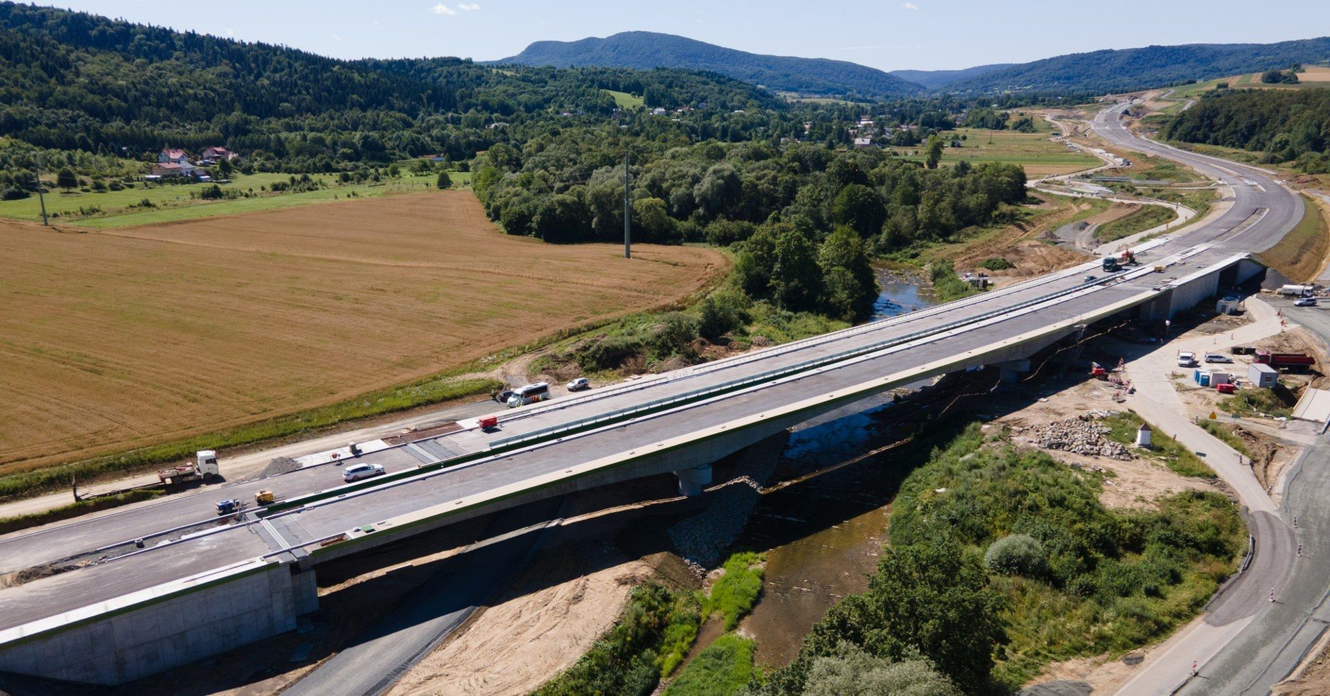 Zaawansowane prace na budowie drogi ekspresowej S19 na odcinkach Krosno - Miejsce Piastowe oraz Miejsce Piastowe Dukla