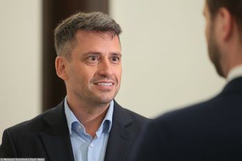 Wiązanka na komisji. Nie wiedział, że ma włączony mikrofon