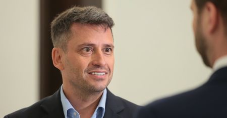Wiązanka na komisji. Nie wiedział, że ma włączony mikrofon