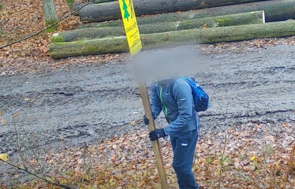 Lublin: Wyrwał w lesie znak ostrzegawczy. Nagrała go kamera