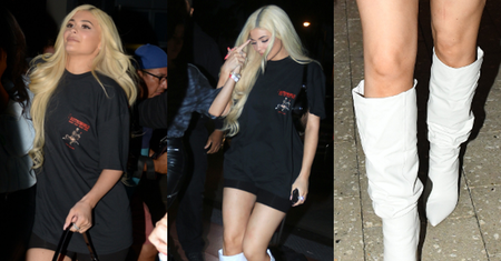 Zadowolona Kylie Jenner paraduje w blond peruce i białych kozaczkach