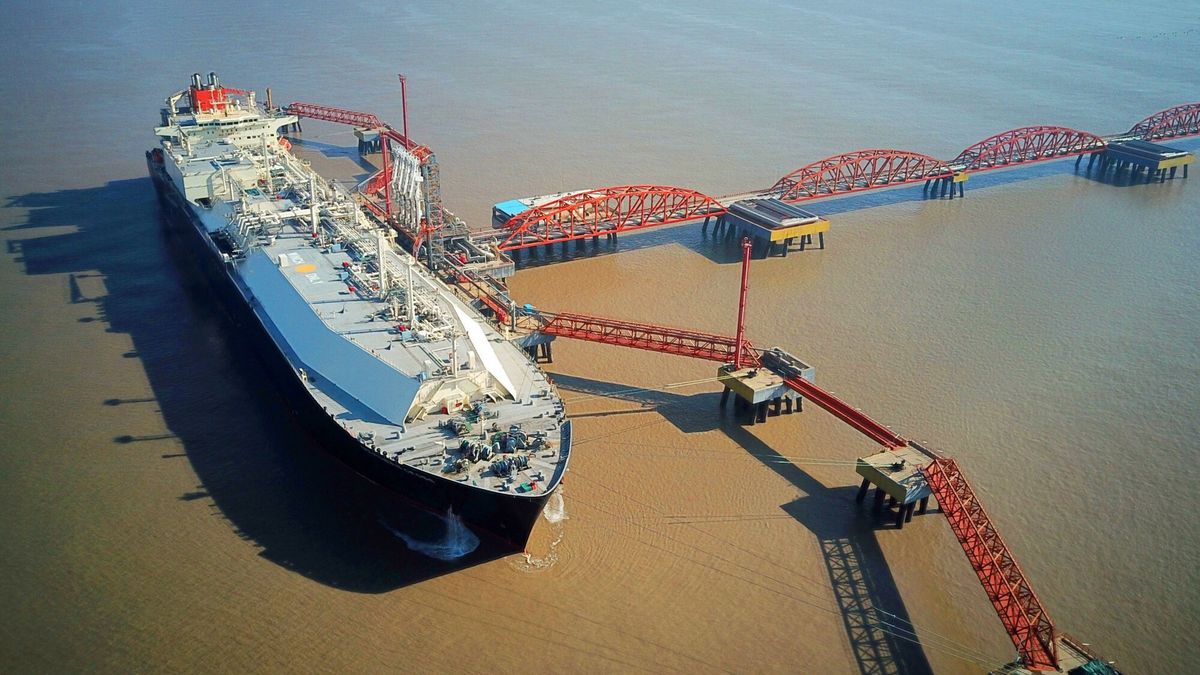 arch28(180115) -- NANTONG, Jan. 15, 2018 (Xinhua) -- Photo taken on Jan. 15, 2018 shows an Australian liquefied natural gas(LNG) boat at the LNG terminal in Yangkou Harbor of Rudong County, east China's Jiangsu Province. The boat was the 200th LNG boat that the LNG terminal greeted since it went into operation in May, 2011. (Xinhua/Xu Congjun) (lx) Xinhua News AgencyXu Congjun Xinhua