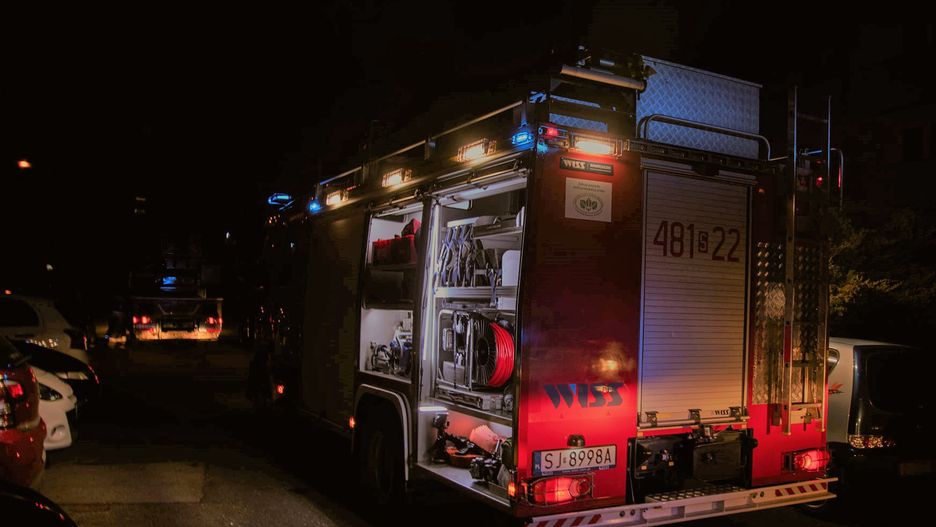 Śląskie. Działania przy pożarze budynku wielokondygnacyjnego w Jaworznie prowadziły zastępy straży pożarnej, a także pogotowia gazowego, policji oraz straży miejskiej.