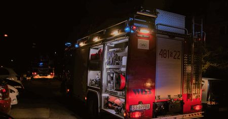 Śląskie. Pożar bloku w Jaworznie, ewakuowano nocą ponad 100 osób