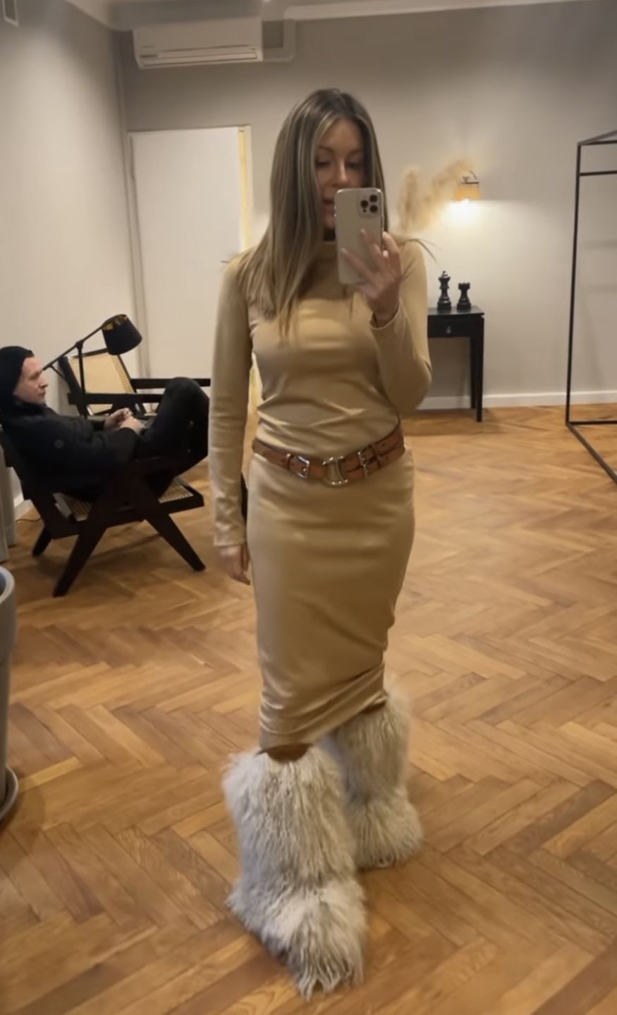 Zimowa Małgorzata Rozenek paraduje po swoim odzieżowym imperium bez stanika i we WŁOCHATYCH ŚNIEGOWCACH
