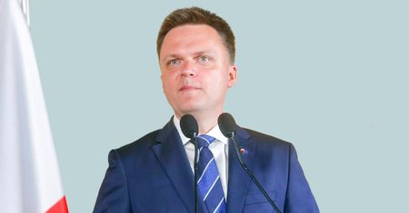Szymon Hołownia wdał się w dyskusję z internautami i opowiedział o powrocie barierek przed Sejm. Postawił sprawę jasno