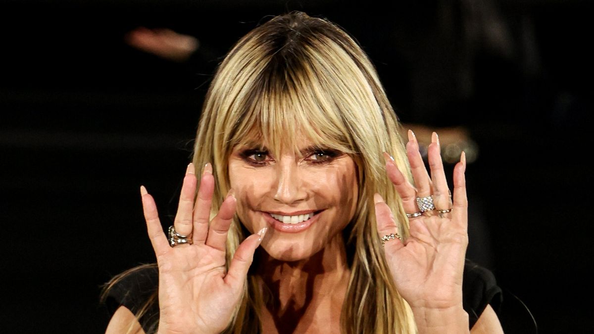 Heidi Klum wygina się przed obiektywem w samych stringach