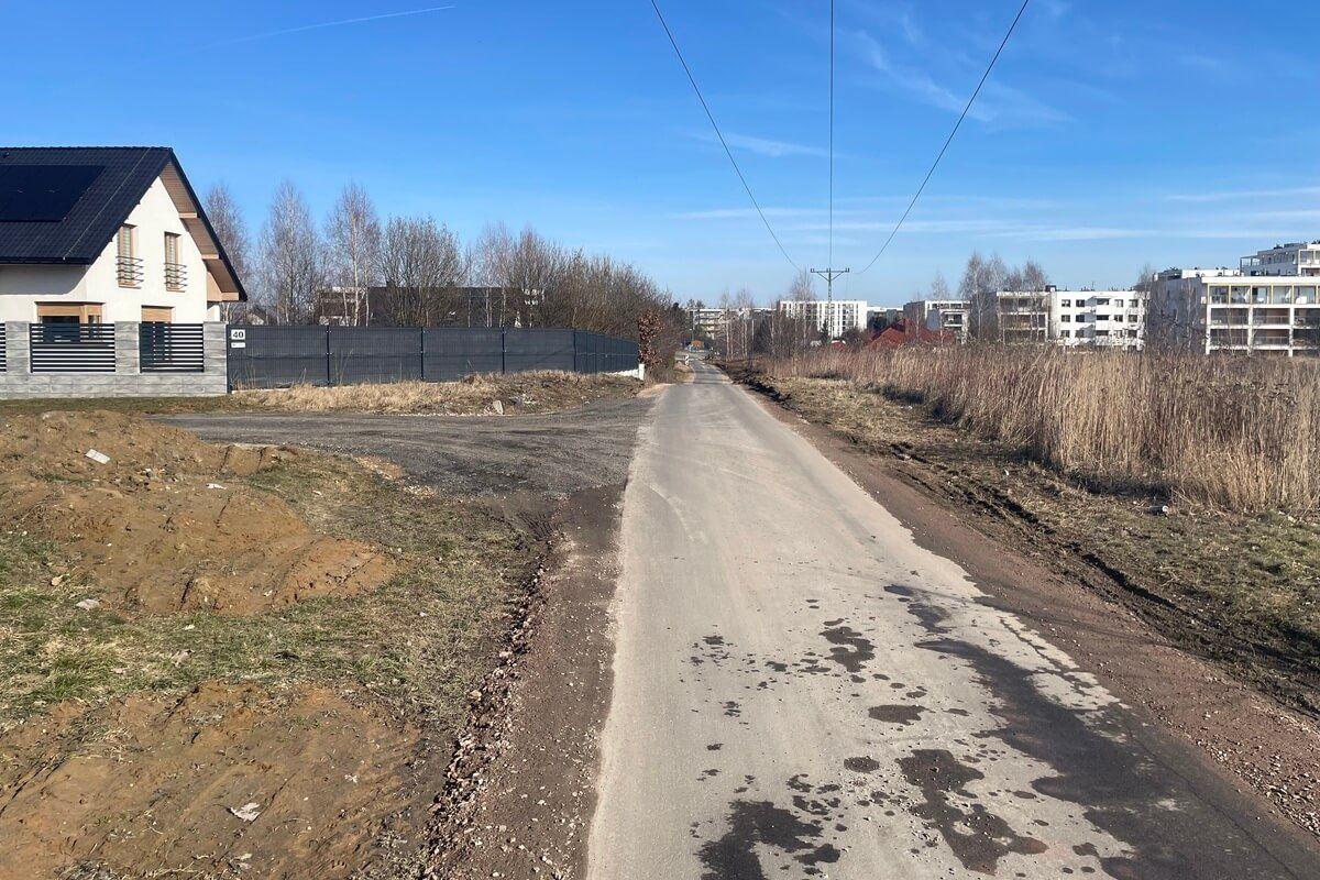 „Śmiertelna pułapka” w Lublinie. Nowa droga bez oświetlenia, znaków i chodnika. Mieszkanka została uderzona lusterkiem