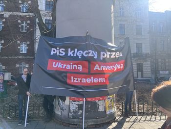 "Nie będziemy klękać". Konfederacja uderza w PiS