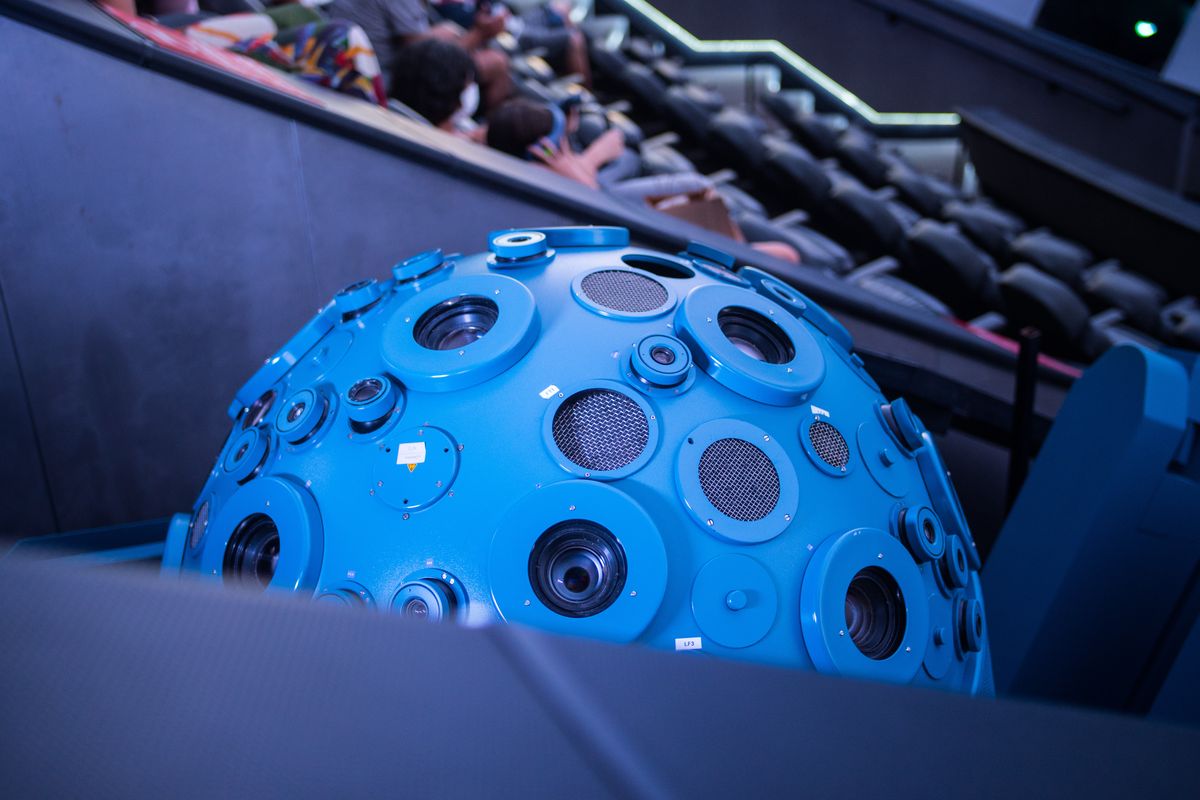 Projektor w planetarium - zdjęcie ilustracyjne 