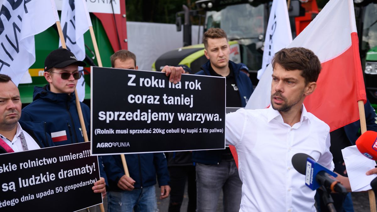 Nowe Miasto nad Wartą, 24.08.2021. Lider Agrounii Michał Kołodziejczak podczas konferencji prasowej, przed rozpoczęciem protestu rolników w Nowym Mieście nad Wartą, 24 bm. Rolnicy zrzeszeni w Agrounii mają przez dobę blokować drogę krajową numer 11. (mr) PAP/Jakub Kaczmarczyk