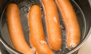 Mało kto ma świadomość. Przez ten głupi błąd parówki pękają w czasie gotowania