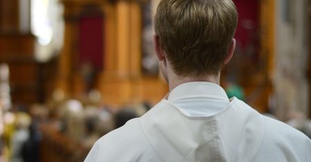 Był jezuitą i dokonał coming outu. "Czuję się częścią Kościoła"
