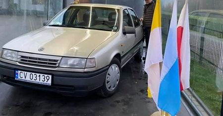 Radzymin. Wierni chcieli się modlić do opla vectry. Myśleli, że to relikwia