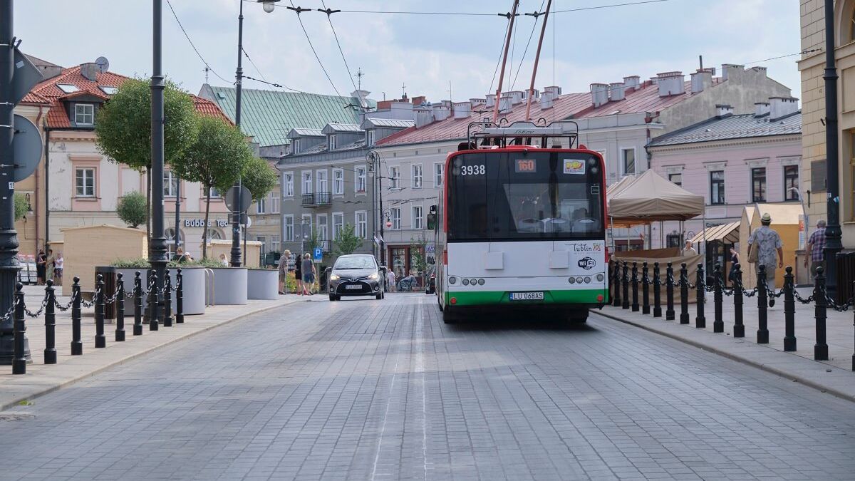 Trolejbus jadący ul. Królewską
