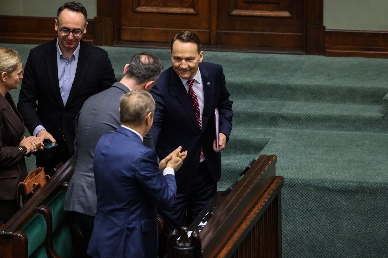 Donald Tusk, Władysław Kosiniak-Kamysz, Radosław Sikorski, Dariusz Klimczak, Barbara NowackaWarszawa, 26.02.2026. Premier Donald Tusk (2P), wicepremier, minister spraw zagranicznych Radosław Sikorski (P), wicepremier, minister obrony narodowej Władysław Kosiniak-Kamysz (3L), minister infrastruktury Dariusz Klimczak (2L) i minister edukacji Barbara Nowacka (L) na sali obrad Sejmu, 26 bm. Wicepremier, minister spraw zagranicznych Radosław Sikorski przedstawił expose ws. priorytetów polskiej polityki zagranicznej. (sko) PAP/Albert ZawadaAlbert Zawada10 10. X kadencja kadencji, obrady, obrady Sejmu, polityk, polityka, posiedzenie, sala obrad, sala plenarna, sala posiedzeń, sejm, sejmu