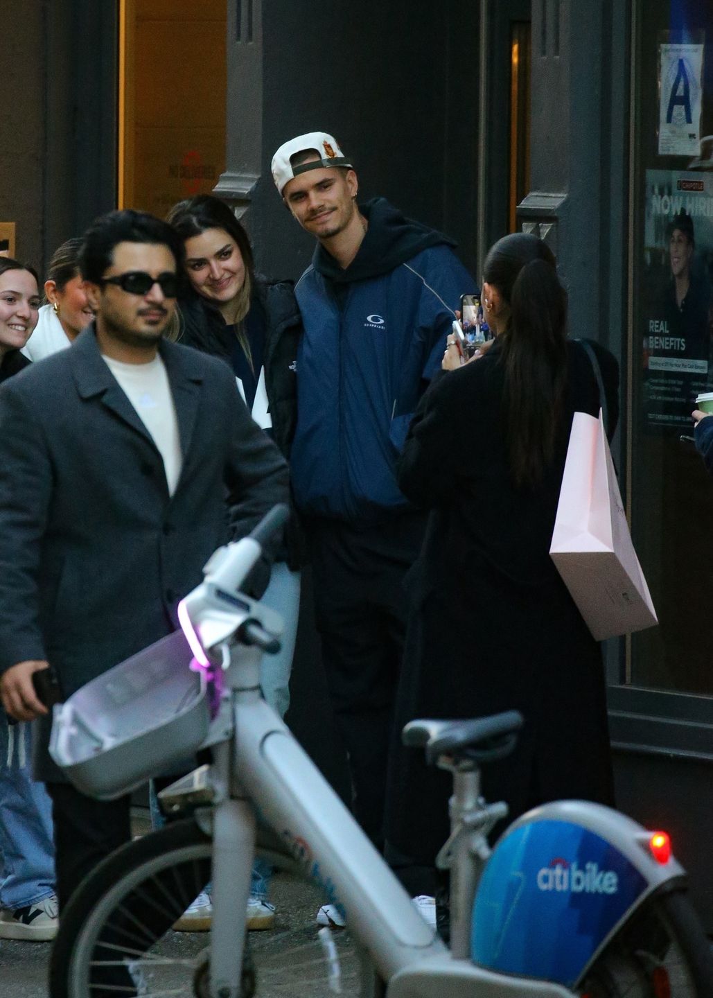 Romeo Beckham na zakupach z nową dziewczyną