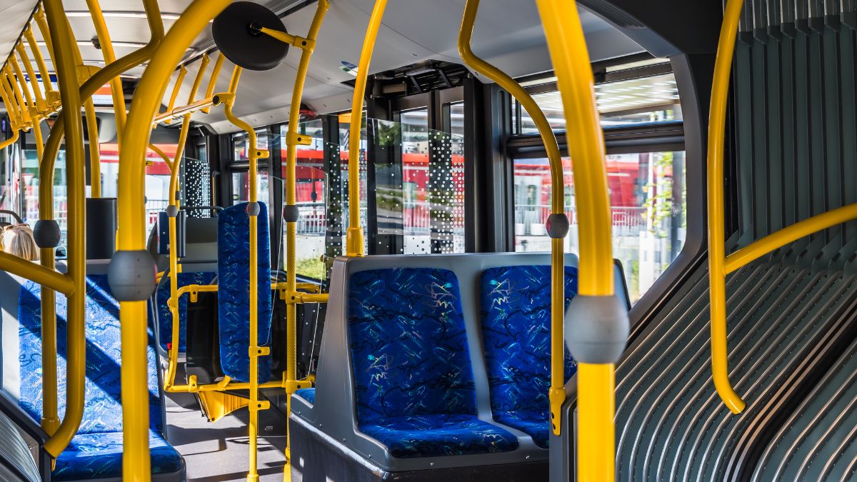 Siedzenia autobusów miejskich nie mają pasów bezpieczeństwa