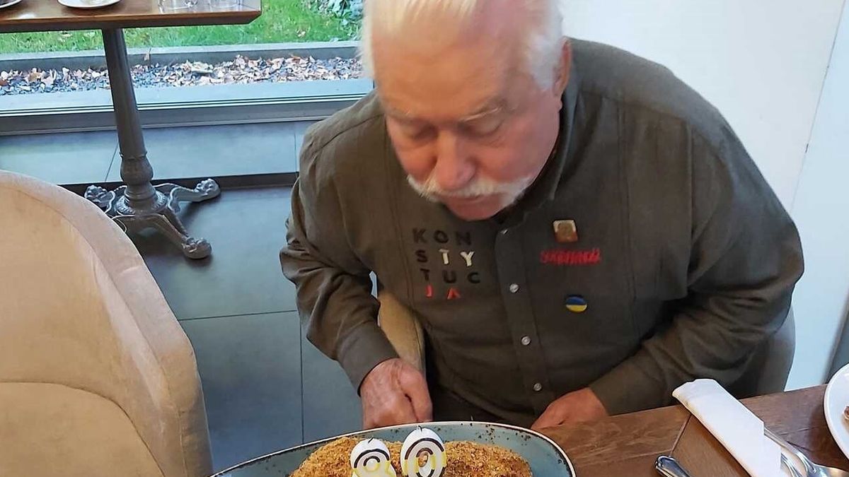 Lech Wałęsa z tortem