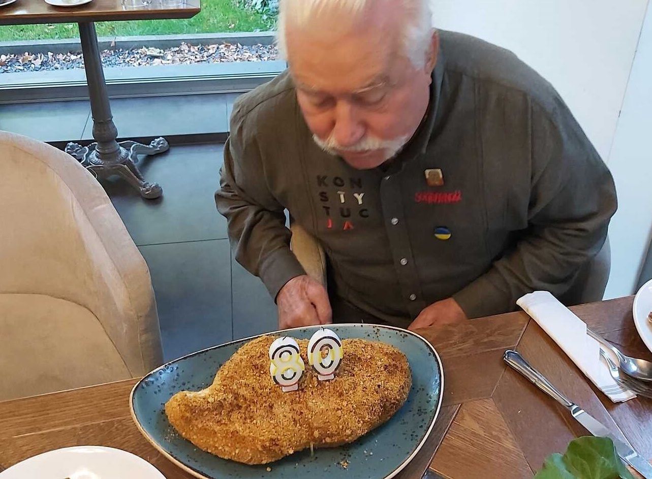Wałęsa pokazał tort na urodziny. Ludzie płaczą ze śmiechu