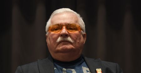Rekonwalescent Lech Wałęsa pokazał "dietę cud" i bliznę po operacji