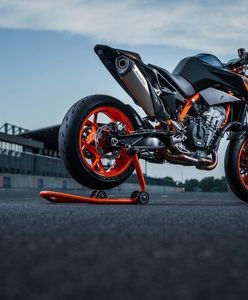 KTM 890 Duke R debiutuje w odświeżonym wydaniu. Za najważniejsze wciąż trzeba dopłacać