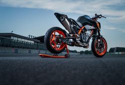 KTM 890 Duke R debiutuje w odświeżonym wydaniu. Za najważniejsze wciąż trzeba dopłacać
