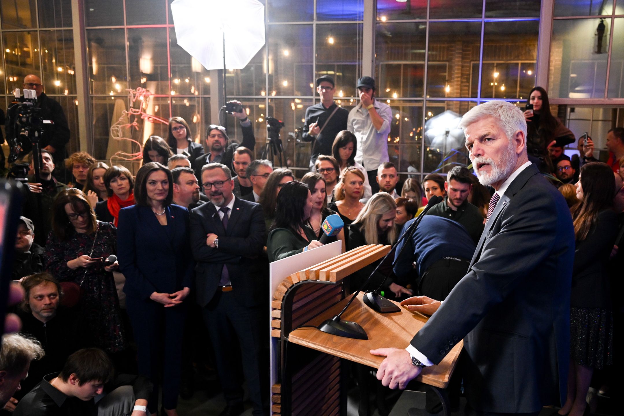 Czech Republic's presidential candidate Petr Pavel (R), former chairman of the NATO Military Committee and former Chief of General Staff of the Czech Army speaks to journalists during the first round of the Czech presidential elections at his election headquartes in Prague, Czech Republic, 14 January 2023. According to exit polls from more than 99.81 per cent of polling stations, former chairman of the NATO Military Committee and former chief of the General Staff of the Czech Army Petr Pavel has won 35.38 per cent of the votes compared to 35.02 per cent won by his opponent, former Prime Minister Andrej Babis. The second round is scheduled to take place on 27 and 28 January 2023. EPA/FILIP SINGER Dostawca: PAP/EPA.