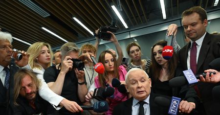 Kaczyński zeznaje przed komisją śledczą. Nie dotarł na czas