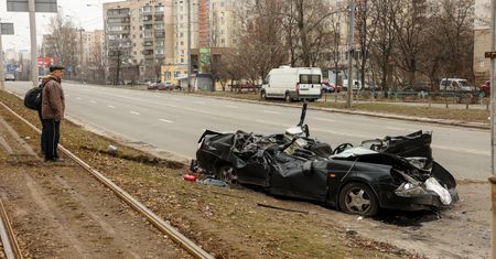 Czołg na ulicy w Kijowie rozjechał auto. Kierowca przeżył