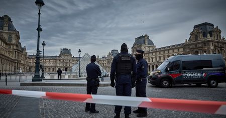 Luwr okradziony. Klejnoty bez ubezpieczenia. Szok we Francji