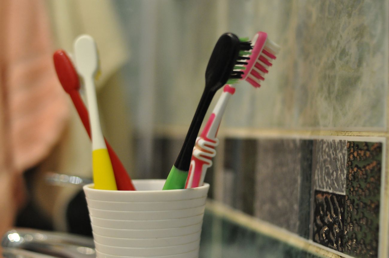 Nie zostawiaj szczoteczki do zębów w jednym kubku ze szczoteczką osoby chorej na grypę