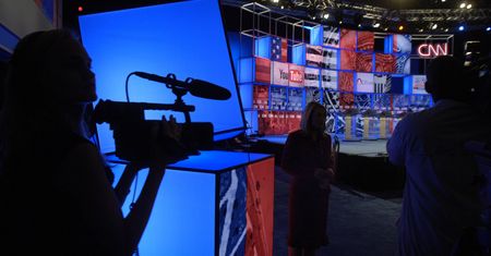 Popularna telewizja zwolniła trzy osoby. Poszło o szczepienie na COVID-19