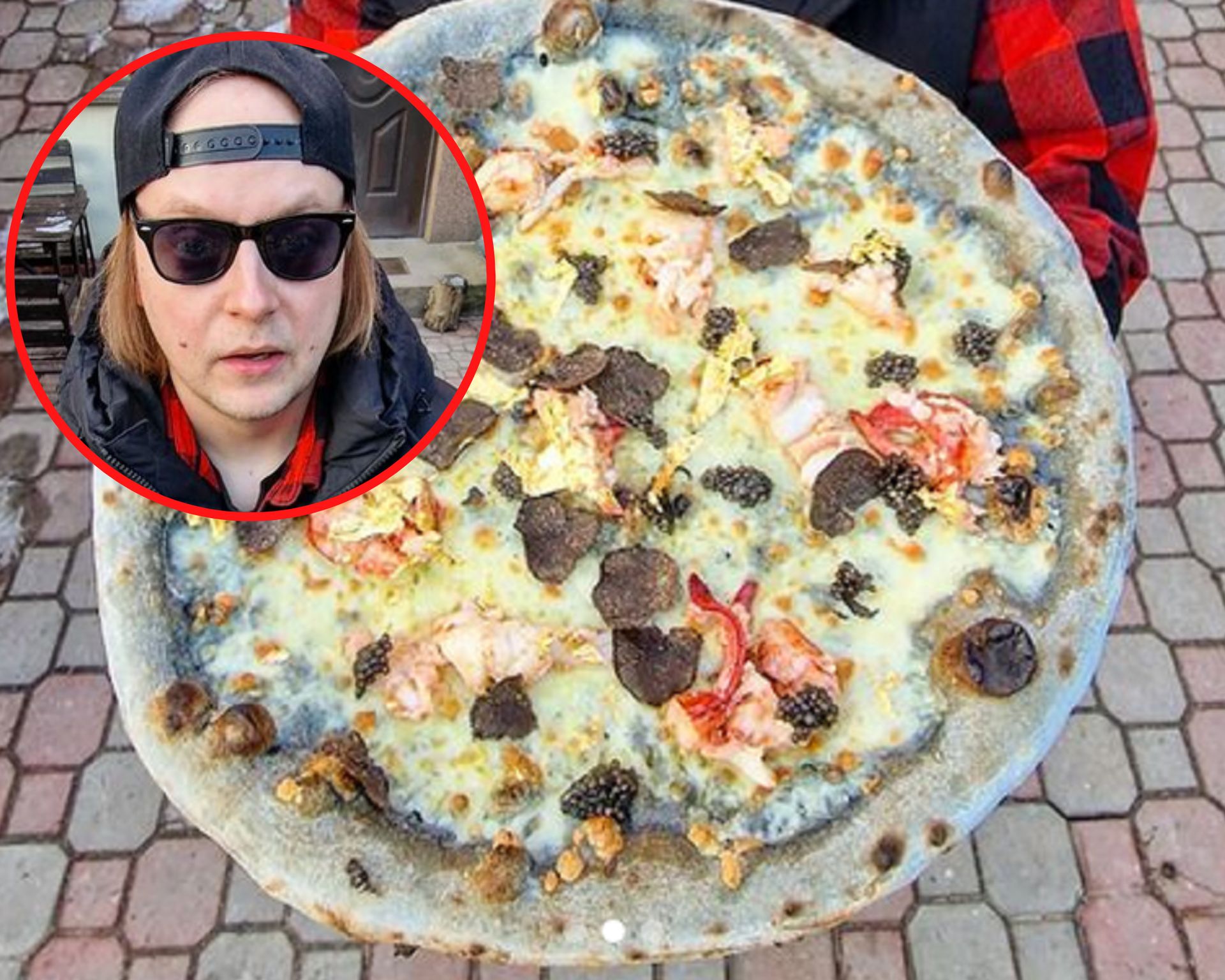 Pizza w Redzie kosztuje 800 zł. 