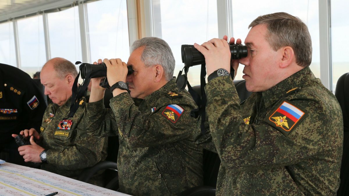 Rosyjskie manewry wojskowe na KrymieFot. Russian Defense Ministry / Laski Diffusion / East News . Rosyjskie manewry wojskowe na Krymie. Wziely w nich udzial oddzialy nalezace do rosyjskiego Poludniowego Obwodu Wojskowego oraz wojska powietrznodesantowe. Krym, 22.04.2021 r.  n/z: Siergiej Szojgu ( Sergey Shoygu ) - Minister Obrony Narodowej RosjiRussian Defense Ministry