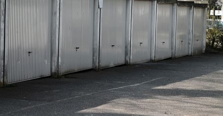 Łódź. Kim był mężczyzna, którego zwłoki znaleziono za blaszanym garażem?