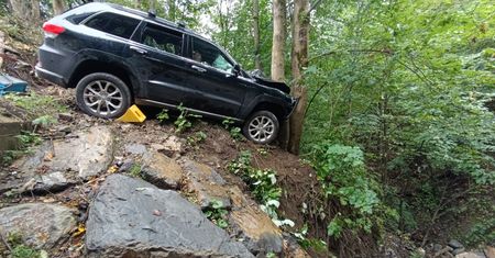 Wypadek w Zakopanem. Auto spadło z wysokiej skarpy