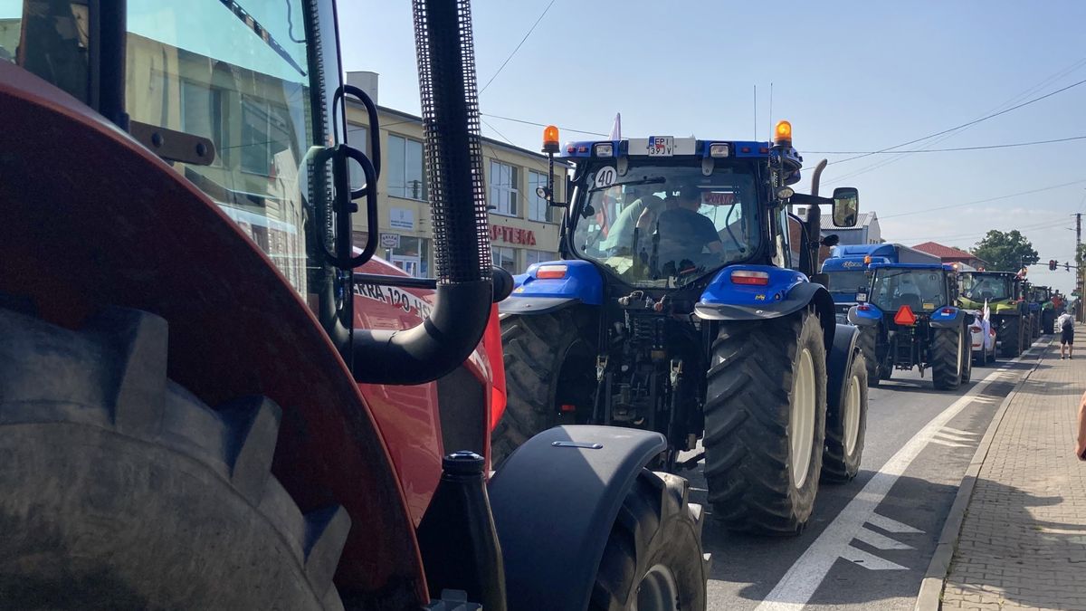 Rolnicy zrzeszeni w Agrounii zablkowali drogę krajową nr 12 