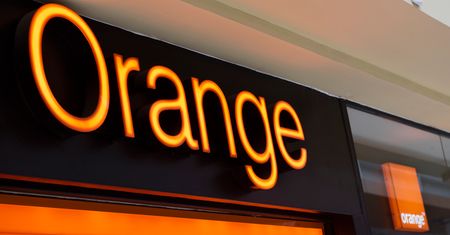 Orange stawia na podpis na tablecie. Chce oszczędzać papier