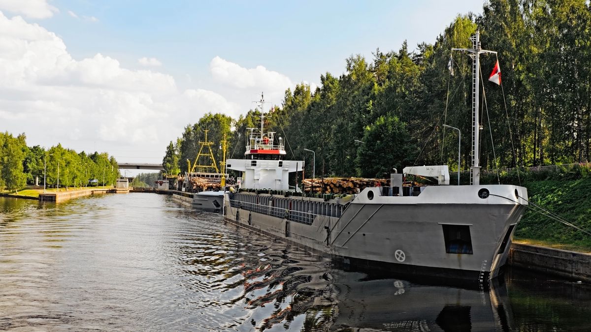 Kanał żeglugowy łączący z Zatoką Fińską największe fińskie jezioro Saimaa ma 43 km 