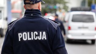 Grudziądz: Policjant nie był obojętny na los błąkającego się środkiem jezdni psa.