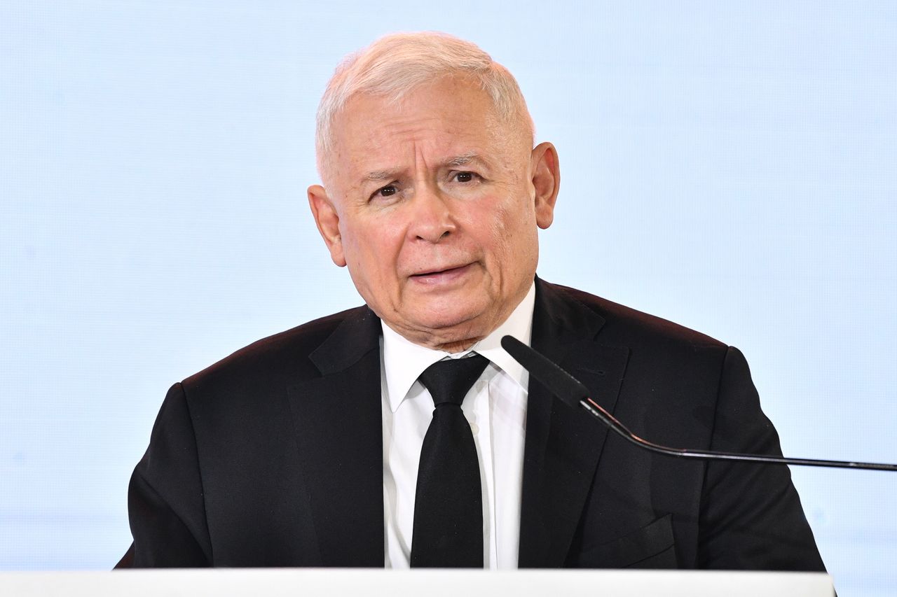 Jarosław Kaczyński podczas prezentacji raportu o stratach poniesionych przez Polskę w wyniku agresji i okupacji niemieckiej w czasie II wojny światowej