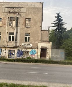 Warszawa. Kamienica pod Skarabeuszami niszczeje. Będzie grzywna dla właściciela