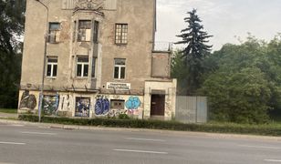 Warszawa. Kamienica pod Skarabeuszami niszczeje. Będzie grzywna dla właściciela