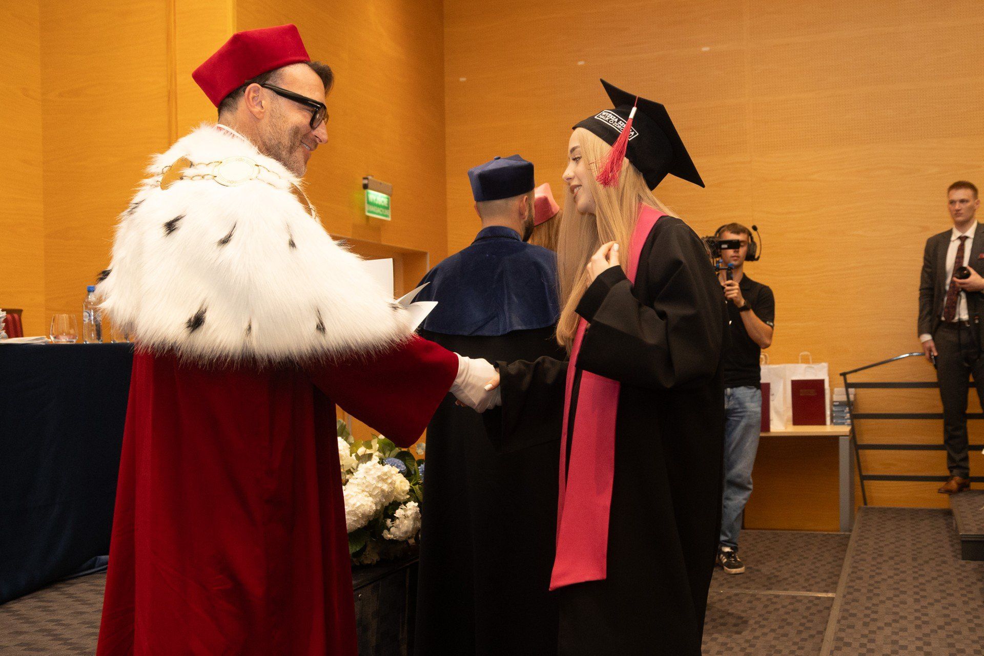 Jako pierwsi rok akademicki 2025/2025 zainaugurowali studenci pielęgniarstwa. Uroczystość rozpoczęła się od przemówień dra n. med. Pawła Rajewskiego, JM Rektora, prof. WSNoZ, MBA oraz ks. dra hab. Grzegorza Chojnackiego, prorektora ds. Nauki i Spraw Studenckich. Po immatrykulacji (przyjęcia w poczet studentów uczelni) wykład inauguracyjny wygłosiła mgr Katarzyna Wiśniewska, Prodziekan Kierunku Pielęgniarstwo.