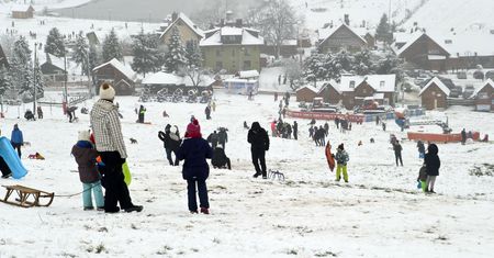 Ferie zimowe 2021. Saneczkarze na cenzurowanym. Ile może wynieść za zabawę na śniegu?
